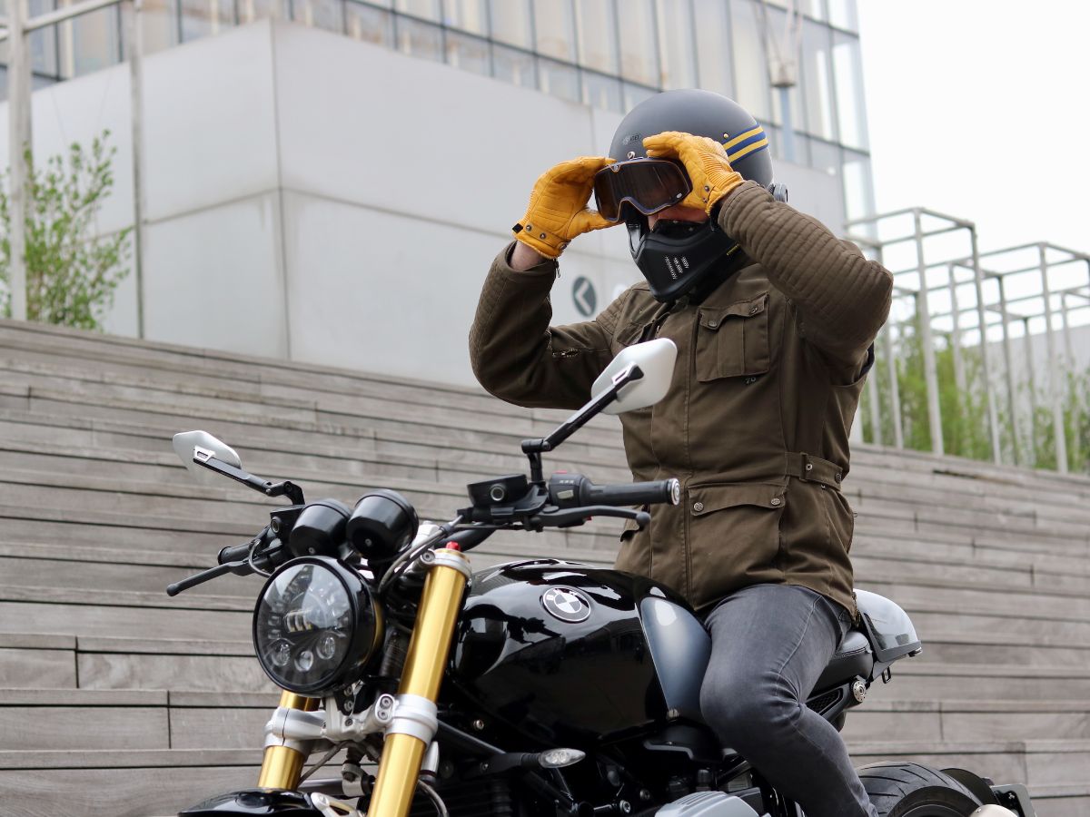 Un alumno en formación de moto en un circuito, ilustrando la obtención del carnet y la entrada en el mundo de los moteros.