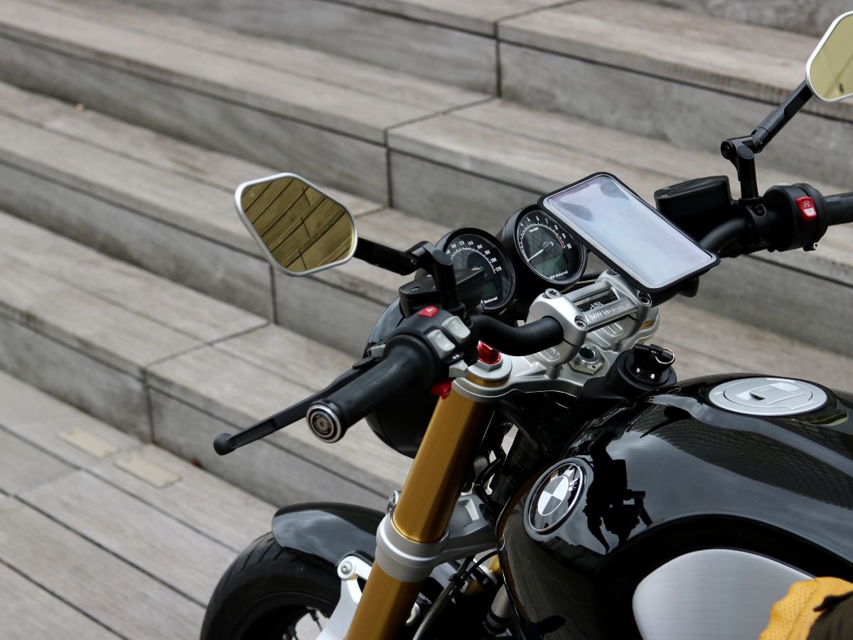 Comparación de varias motos equipadas con diferentes soportes Shapeheart: atornillado, silicona y espejo.