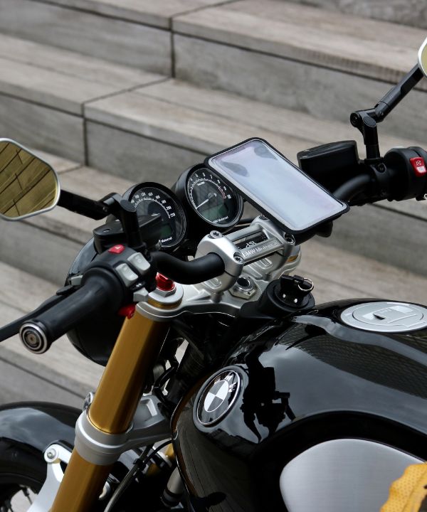 Comparación de varias motos equipadas con diferentes soportes Shapeheart: atornillado, silicona y espejo.