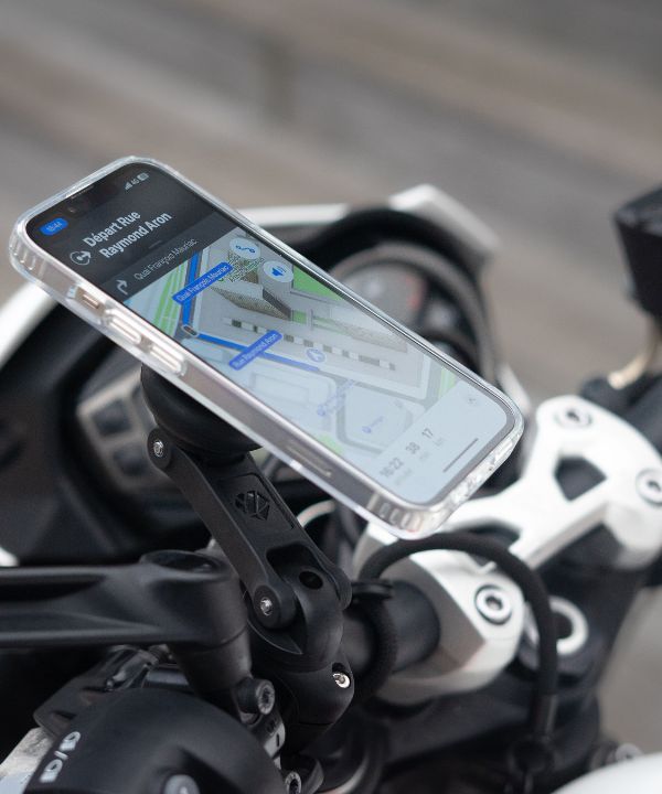 Un manillar equipado con un soporte Shapeheart que muestra un GPS, facilitando la navegación por la ciudad. Una situación ideal para demostrar la utilidad del soporte en un entorno urbano.