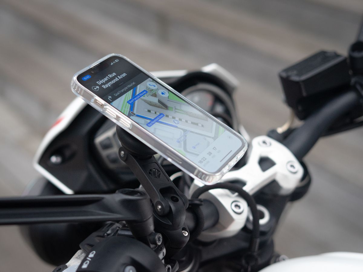 Un manillar equipado con un soporte Shapeheart que muestra un GPS, facilitando la navegación por la ciudad. Una situación ideal para demostrar la utilidad del soporte en un entorno urbano.