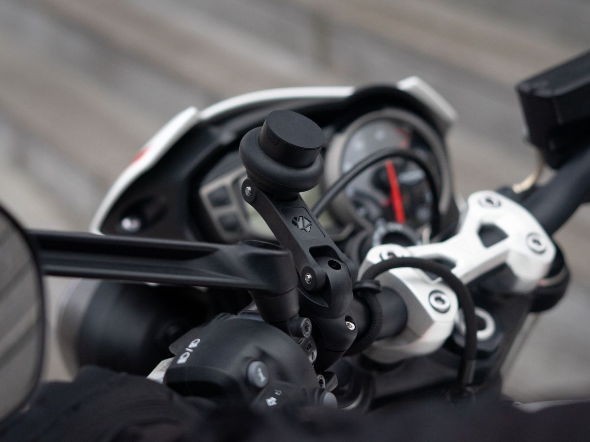 Comparación entre diferentes soportes Shapeheart en manillares de moto, mostrando las opciones de optimización del cockpit. Cada soporte está adaptado a un estilo de conducción específico.