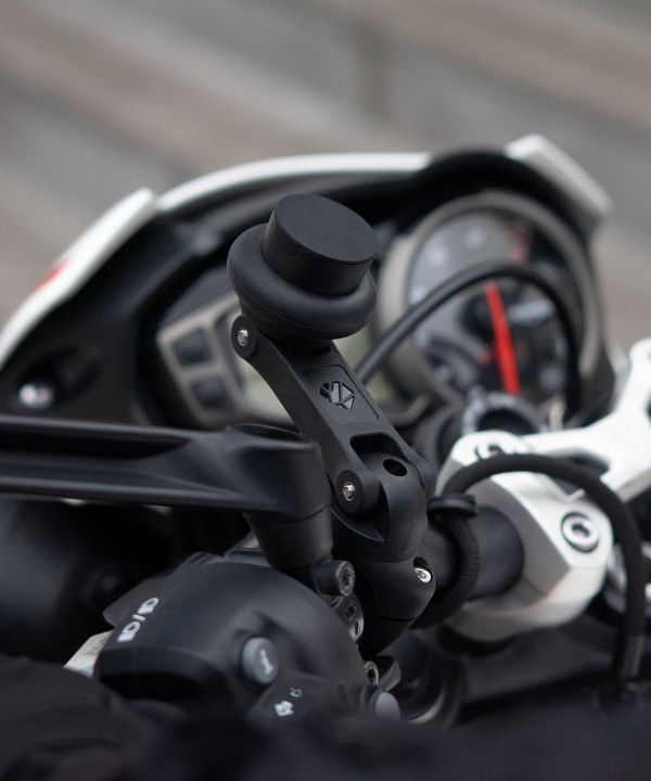 Comparación entre diferentes soportes Shapeheart en manillares de moto, mostrando las opciones de optimización del cockpit. Cada soporte está adaptado a un estilo de conducción específico.