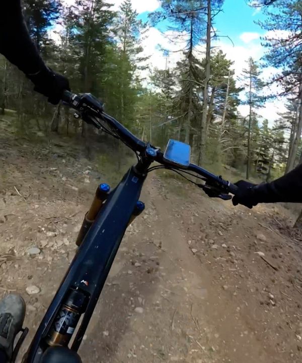 Un rider todoterreno validando la eficacia del soporte Shapeheart tras una sesión intensa en condiciones reales.