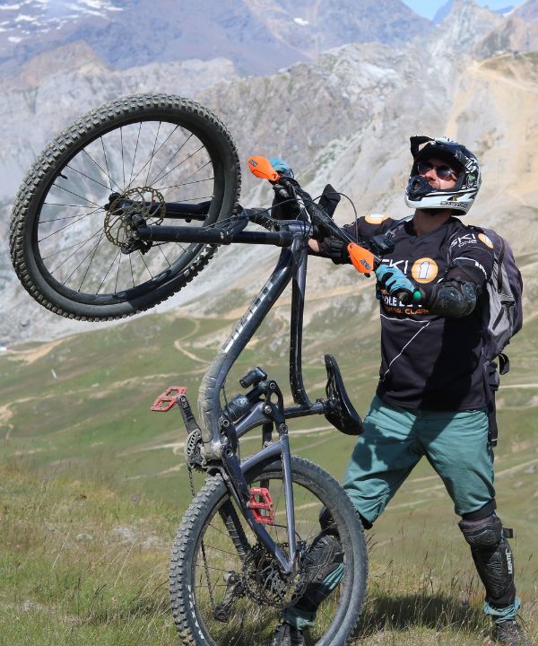 Bicicleta lista para descender con un soporte Shapeheart visible, resumen visual de la importancia de rodar conectado y bien equipado.