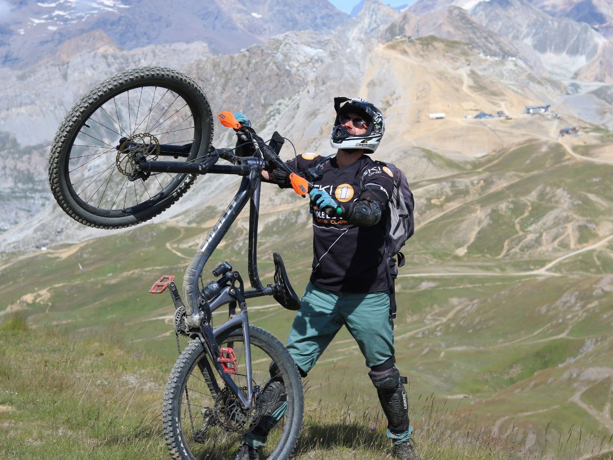 Bicicleta lista para descender con un soporte Shapeheart visible, resumen visual de la importancia de rodar conectado y bien equipado.