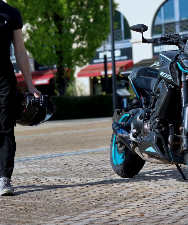 Motociclista explicando las instrucciones básicas a su pasajero antes de la salida, para una mayor estabilidad en moto.