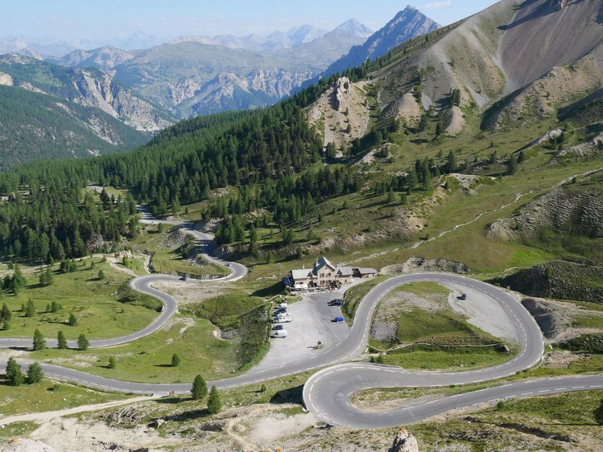 Carretera para road trip en moto con shapeheart