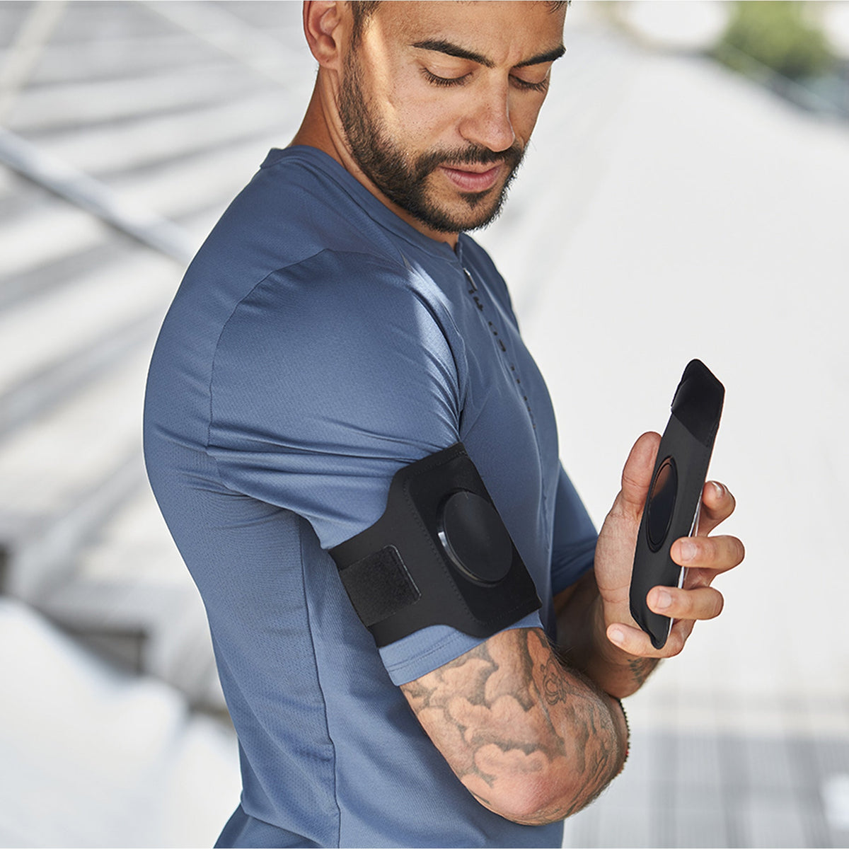Brazalete magnético Shapeheart con funda extraíble para smartphone, ideal para el deporte.