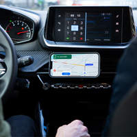 Navegación GPS en la pantalla de un smartphone fijado con el soporte magnético Shapeheart en un coche, orientación horizontal