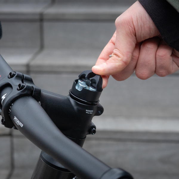 Tapa de silicona instalada en el soporte – Tapa de silicona para soporte de bicicleta y moto Shapeheart