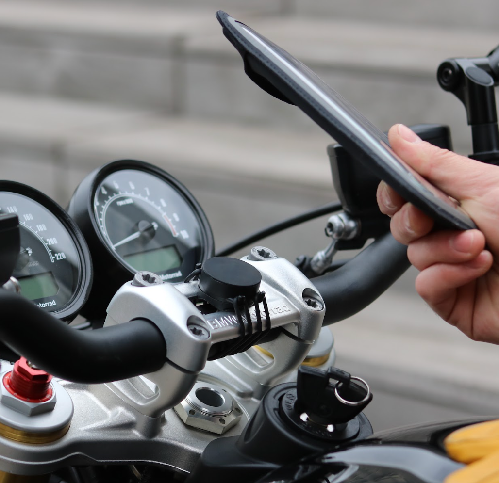 Soporte de teléfono fijado en el puente de una Yamaha MT07