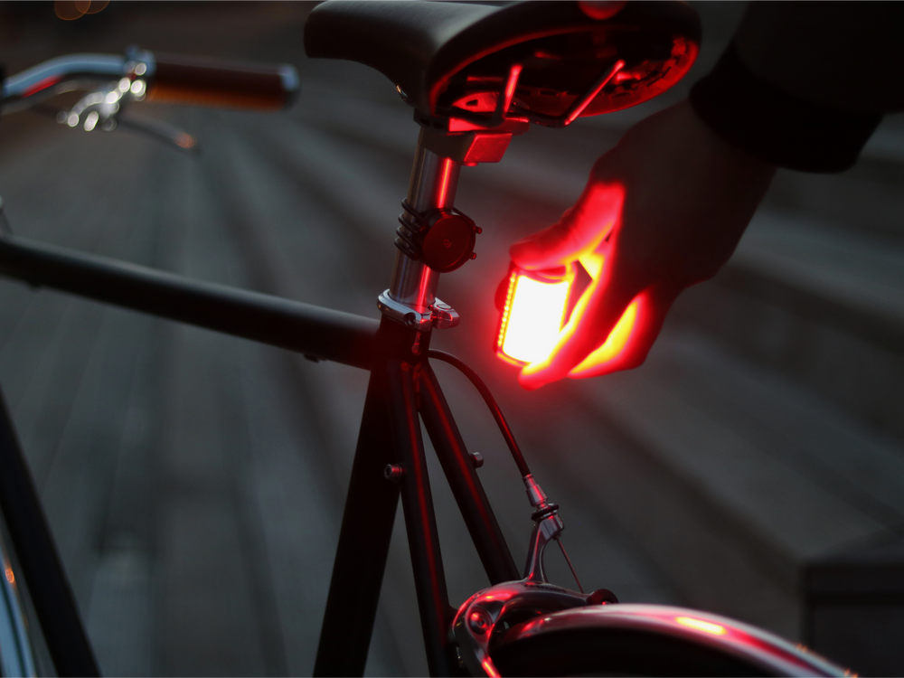 Soporte magnético Shapeheart para luz - fijación trasera en detalle. Vista de cerca del montaje trasero que destaca la robustez y la adaptabilidad del soporte.
