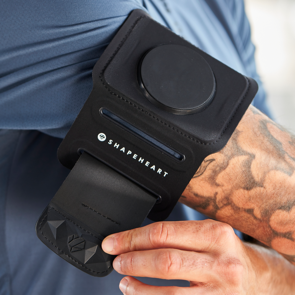 Ajuste del brazalete de running Shapeheart, regulable y cómodo independientemente del tamaño del brazo