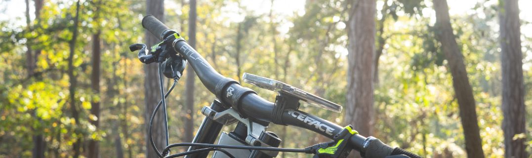 Ciclista en carretera despejada al amanecer, listo para una larga salida con equipamiento completo en su bicicleta.