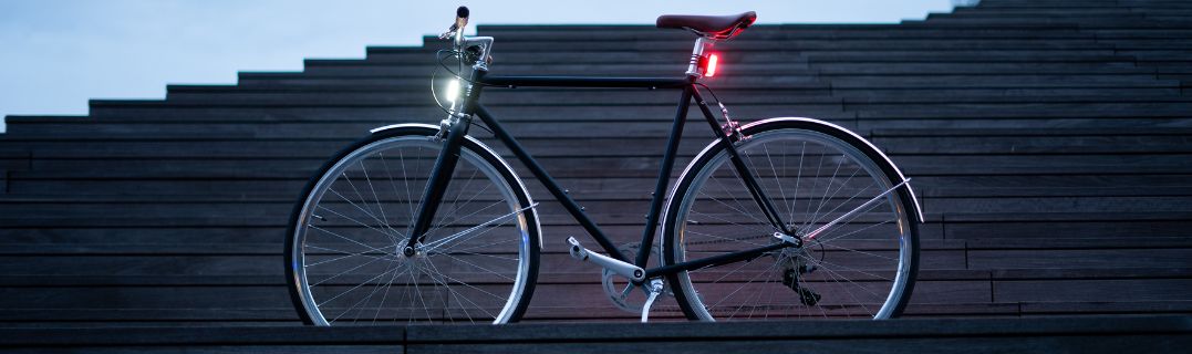 Bicicleta equipada con las luces magnéticas Shapeheart de noche, visibilidad óptima con iluminación delantera blanca y trasera roja
