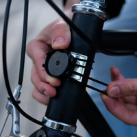 Fijación elástica de las luces Shapeheart en la horquilla de la bicicleta, instalación rápida y segura