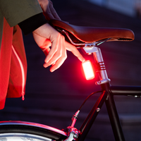 Luz trasera LED Shapeheart instalada en el tija de sillín, ideal para mantenerse visible en bicicleta, 6 modos de iluminación