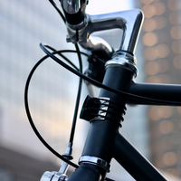 Base magnética para luz delantera, fijada en la bicicleta con gomas elásticas resistentes
