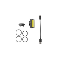 Contenido del pack: luz delantera LED Shapeheart, fijación elástica robusta y cable de carga incluido.