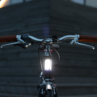 Vista frontal de la bicicleta con luz delantera Shapeheart, fijación magnética e iluminación potente de 300°