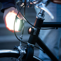 Instalación fácil de la luz magnética delantera Shapeheart, fijada a la horquilla para una iluminación eficaz durante sus trayectos nocturnos