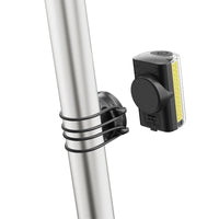 Vista lateral de la luz delantera LED blanca Shapeheart instalada, ideal para iluminar eficazmente la carretera