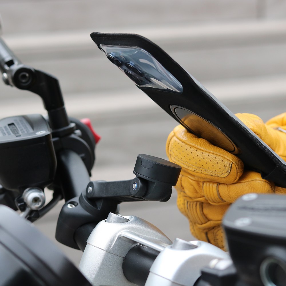 El soporte Shapeheart PRO BOOST garantiza una fijación robusta y personalizable para tu teléfono, ideal para los manillares de moto.