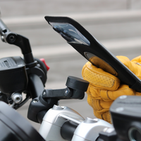 El soporte Shapeheart PRO BOOST garantiza una fijación robusta y personalizable para tu teléfono, ideal para los manillares de moto.