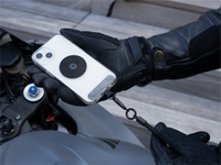 Pack completo Shapeheart Pro para manillar de moto - presentación de los accesorios. Vista general del pack, que incluye el soporte Pro, el antivibración, la placa de metal y el leash de seguridad.