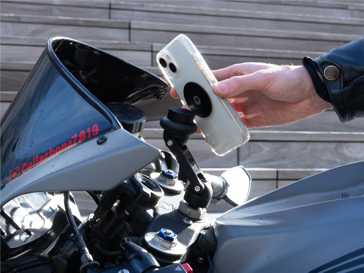 Soporte magnético Shapeheart para semimanillar de moto - montaje fácil. Primer plano del soporte magnético Shapeheart que destaca la simplicidad de su instalación en un semimanillar de moto.