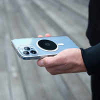 Smartphone con placa metálica Shapeheart en mano, ideal para una fijación segura del teléfono en soporte Shapeheart