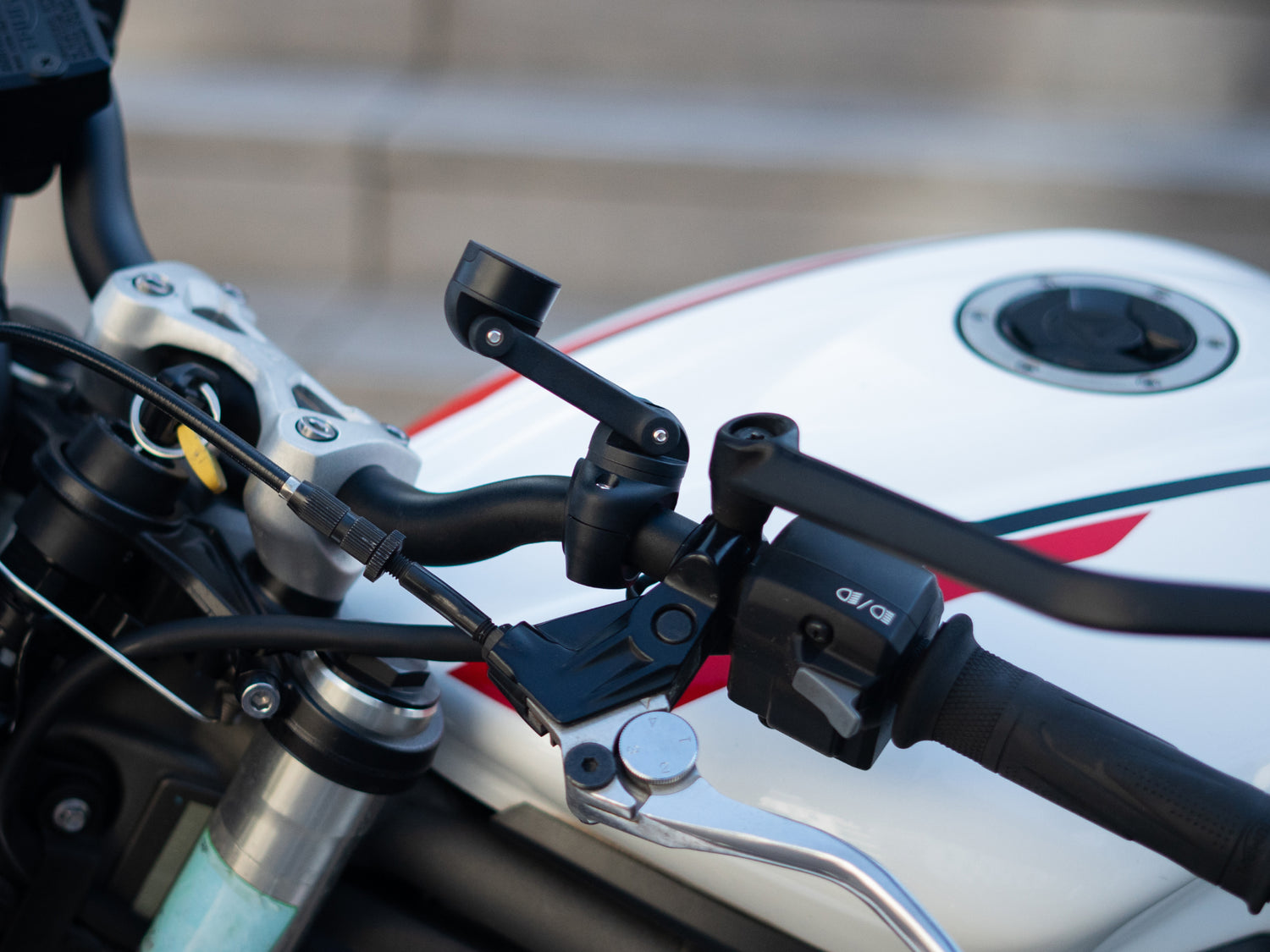 Soporte PRO BOOST ajustable 360° con montaje seguro y fácil en el manillar de moto.
