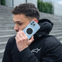 Smartphone con placa metálica Shapeheart sostenido en la oreja durante una llamada