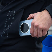 Smartphone equipado con una placa metálica Shapeheart deslizado en un bolsillo de chaqueta