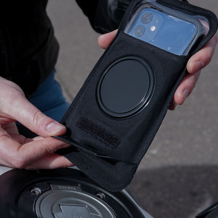 Funda magnética PRO con cierre de velcro seguro, protección contra las inclemencias del tiempo y compatible con pantalla táctil y cámara trasera.