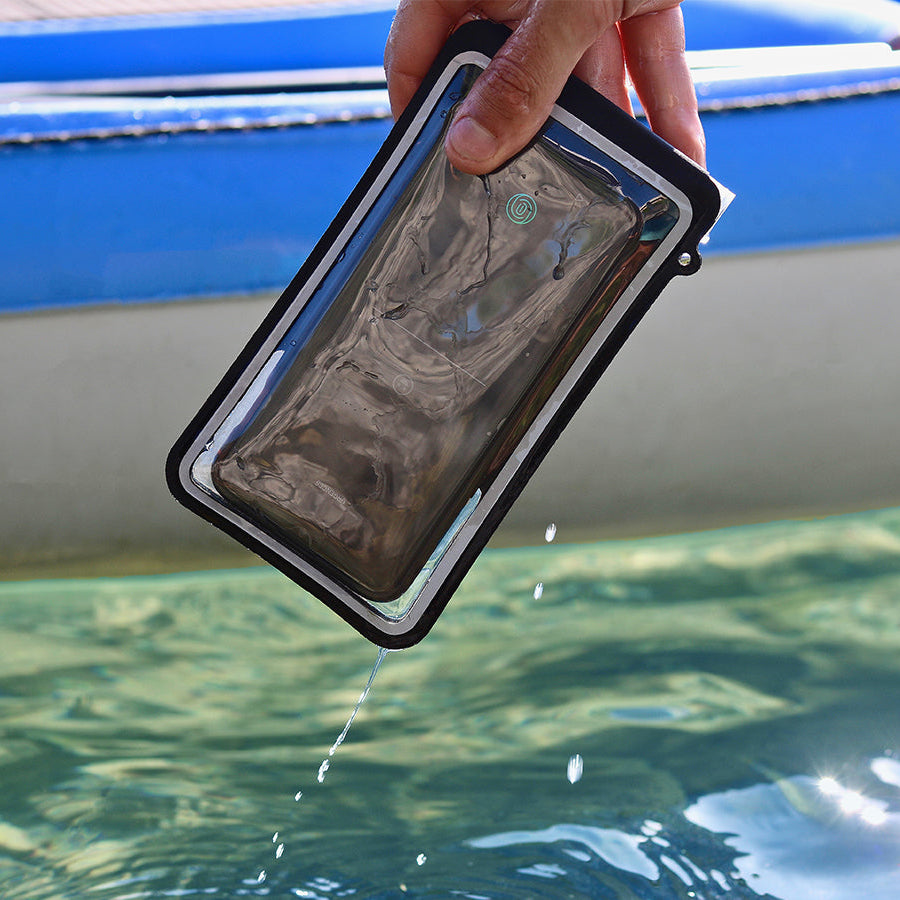 Completamente impermeable, nuestro teléfono está protegido hasta 2 m bajo el agua. Probado para garantizar una estanqueidad total.