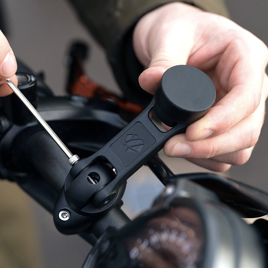 Instalación fácil del Booster 360 en una moto con llave Allen, sistema de fijación seguro y orientable 360°