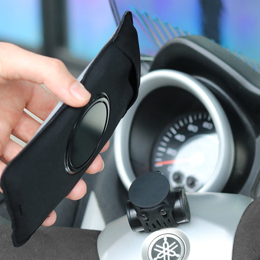 Instala tu soporte para el salpicadero del scooter y disfruta de un acceso más fácil a tu teléfono.