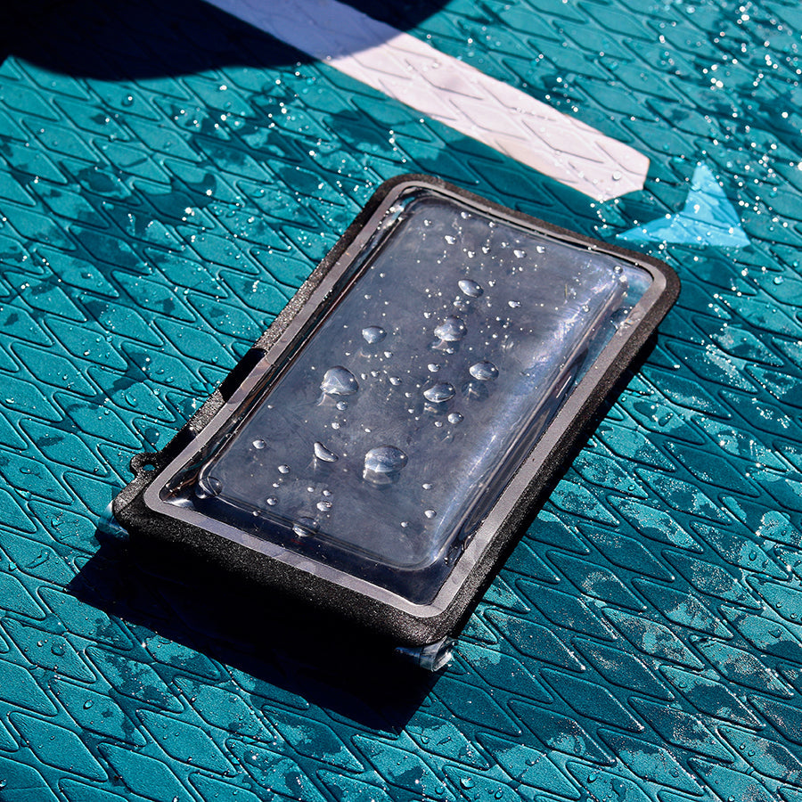 Funda impermeable Shapeheart colocada sobre una tabla, ideal para actividades náuticas como el paddle.