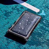Funda impermeable Shapeheart colocada sobre una tabla, ideal para actividades náuticas como el paddle.