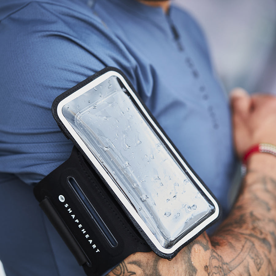 Weatherproof, nuestra funda protege tu teléfono de las inclemencias del tiempo, sin alterar la pantalla táctil.