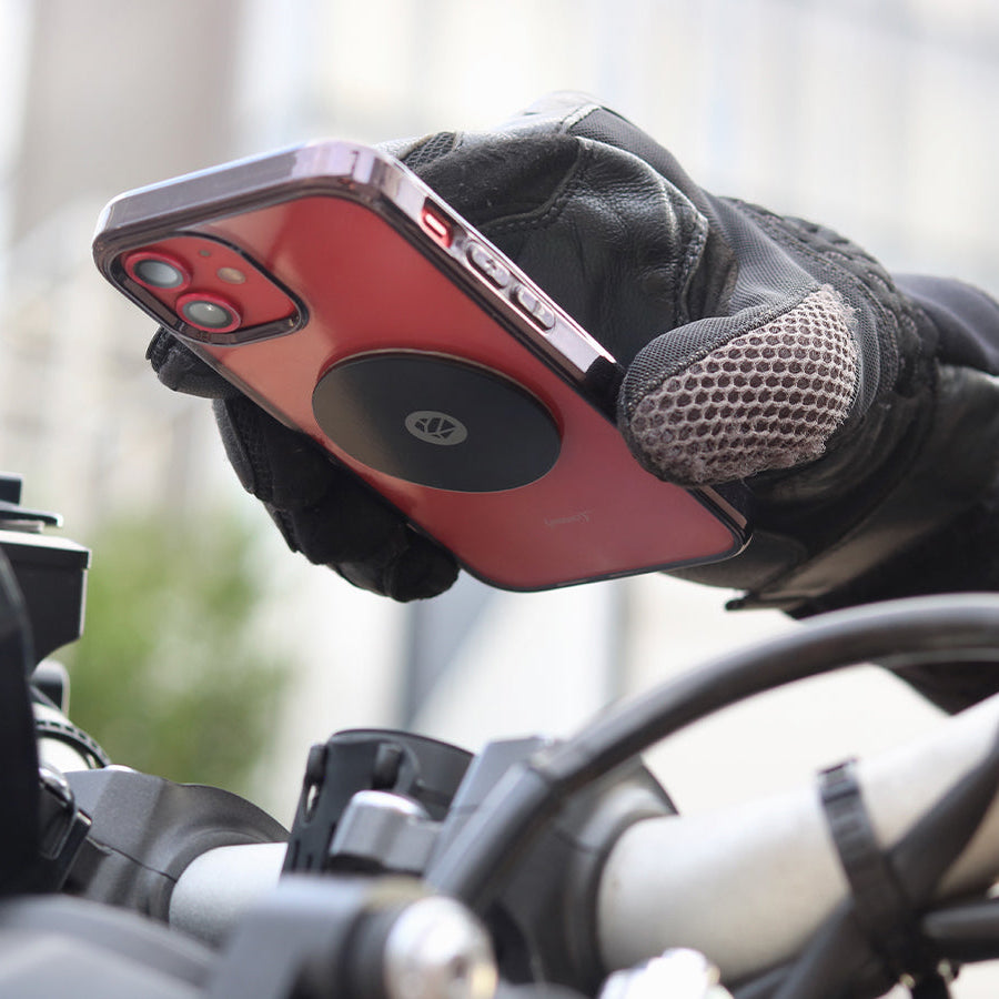 Fijación con clip Shapeheart para moto - vista de cerca. Ilustración del mecanismo de clip, que garantiza una instalación estable y rápida en diferentes modelos de motos.