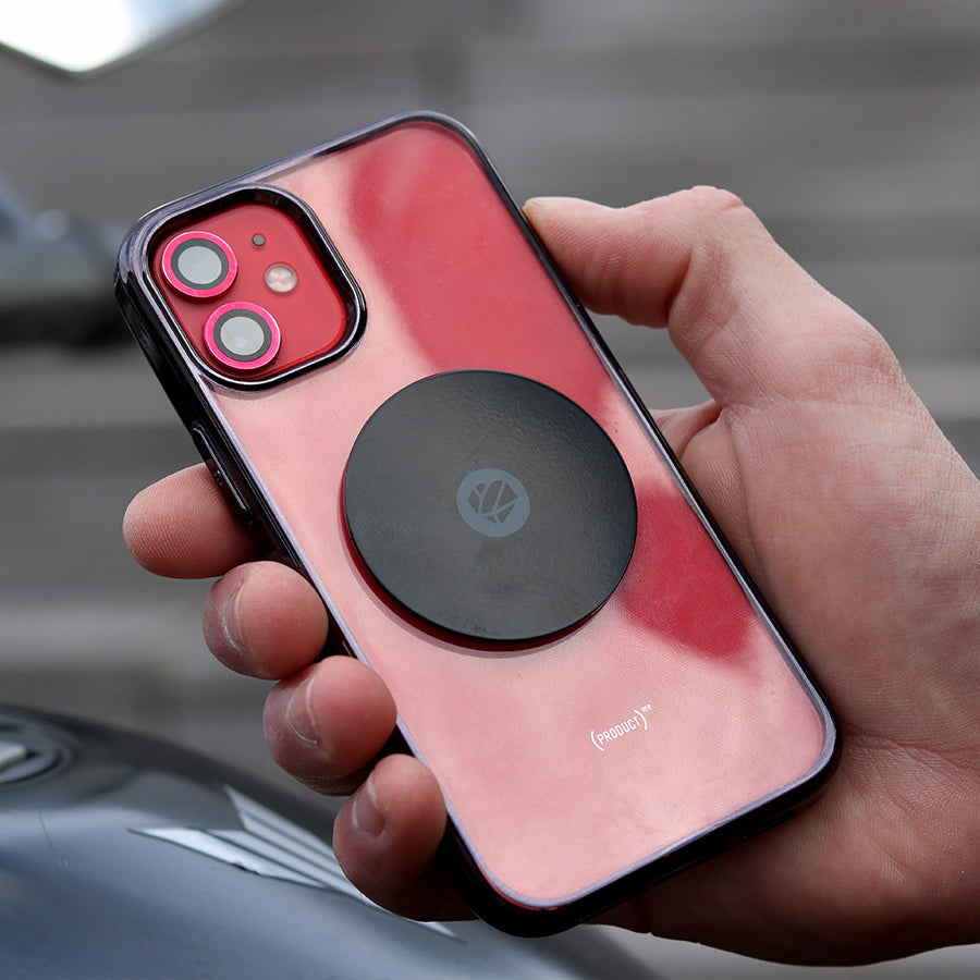 Montaje de la placa metálica adhesiva Shapeheart - pasos ilustrados. Vista detallando la instalación de la placa metálica adhesiva en el teléfono, garantizando una fijación sólida.
