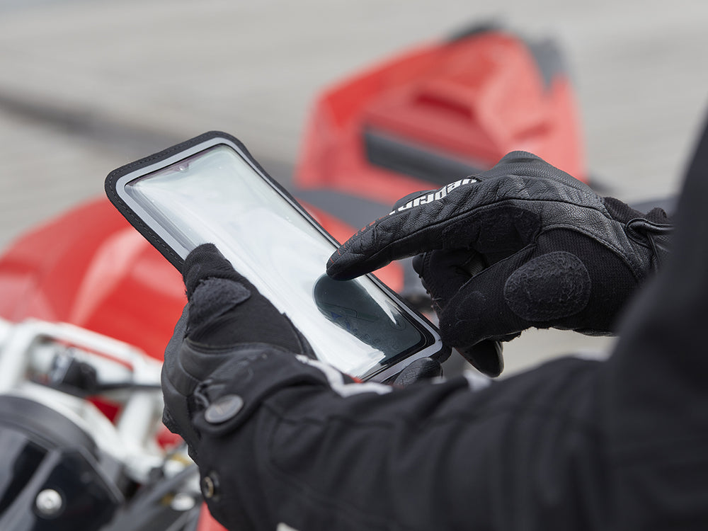 La funda Shapeheart protege tu teléfono de las vibraciones y la lluvia, manteniendo la pantalla táctil operativa en los días de lluvia. Es perfectamente táctil.