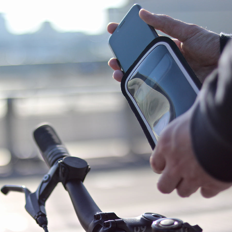 Inserción fácil del smartphone en la funda clásica Shapeheart gracias a su diseño intuitivo, cierre de velcro y ranura para auriculares