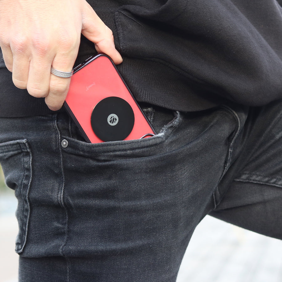 Almacenamiento de la placa metálica Shapeheart en la funda. Ilustración que destaca la practicidad del almacenamiento de la placa en la funda incluida, para mayor seguridad y discreción.