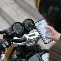La funda Shapeheart protege tu teléfono de las vibraciones y la lluvia, manteniendo la pantalla táctil operativa en los días de lluvia. Es perfectamente táctil.
