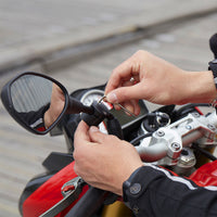 Nuestro soporte de espejo retrovisor de moto PRO se atornilla en cualquier retrovisor de 8 a 17 mm de diámetro.