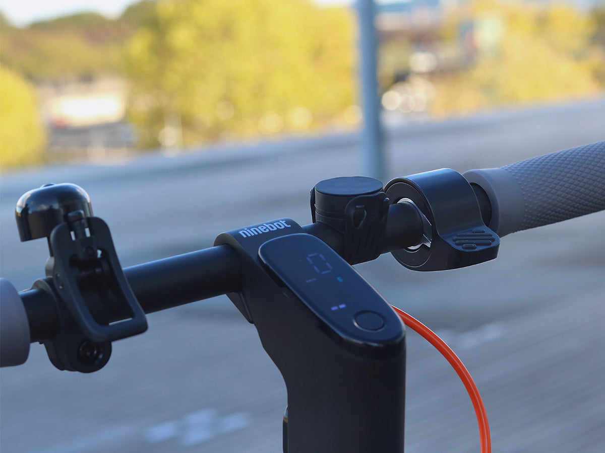 Instalación del soporte Shapeheart en un patinete - vista en situación. Imagen que muestra el soporte instalado en el manillar de un patinete, ideal para seguir una navegación GPS o escuchar música.